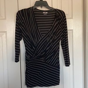 V neck mid sleeve shirt Apt 9